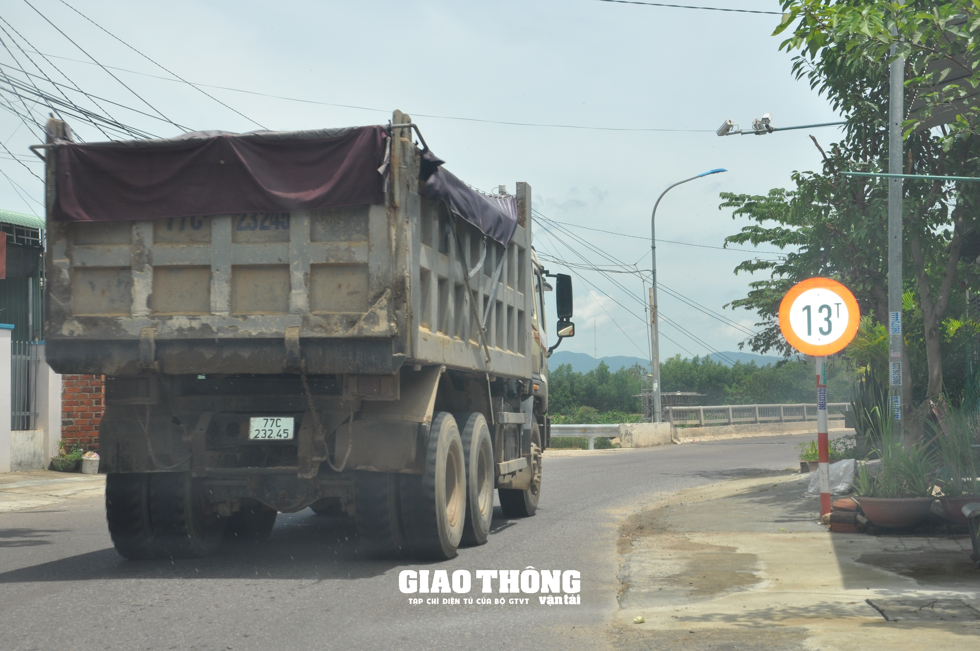 Xe chở đất, đá có dấu hiệu quá tải rầm rập "bức tử" cầu giới hạn 13 tấn ở Bình Định - Ảnh 13. Xe chở đất, đá có dấu hiệu quá tải rầm rập "bức tử" cầu giới hạn 13 tấn ở Bình Định - Ảnh 13.