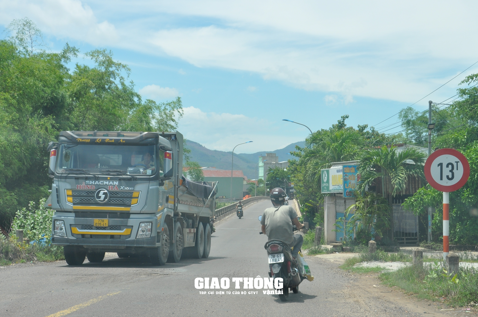 Video cận cảnh xe ben chở đất, đá có dấu hiệu quá tải "bức tử" cầu giới hạn 13 tấn ở Bình Định - Ảnh 1. Video cận cảnh xe ben chở đất, đá có dấu hiệu quá tải "bức tử" cầu giới hạn 13 tấn ở Bình Định - Ảnh 1.