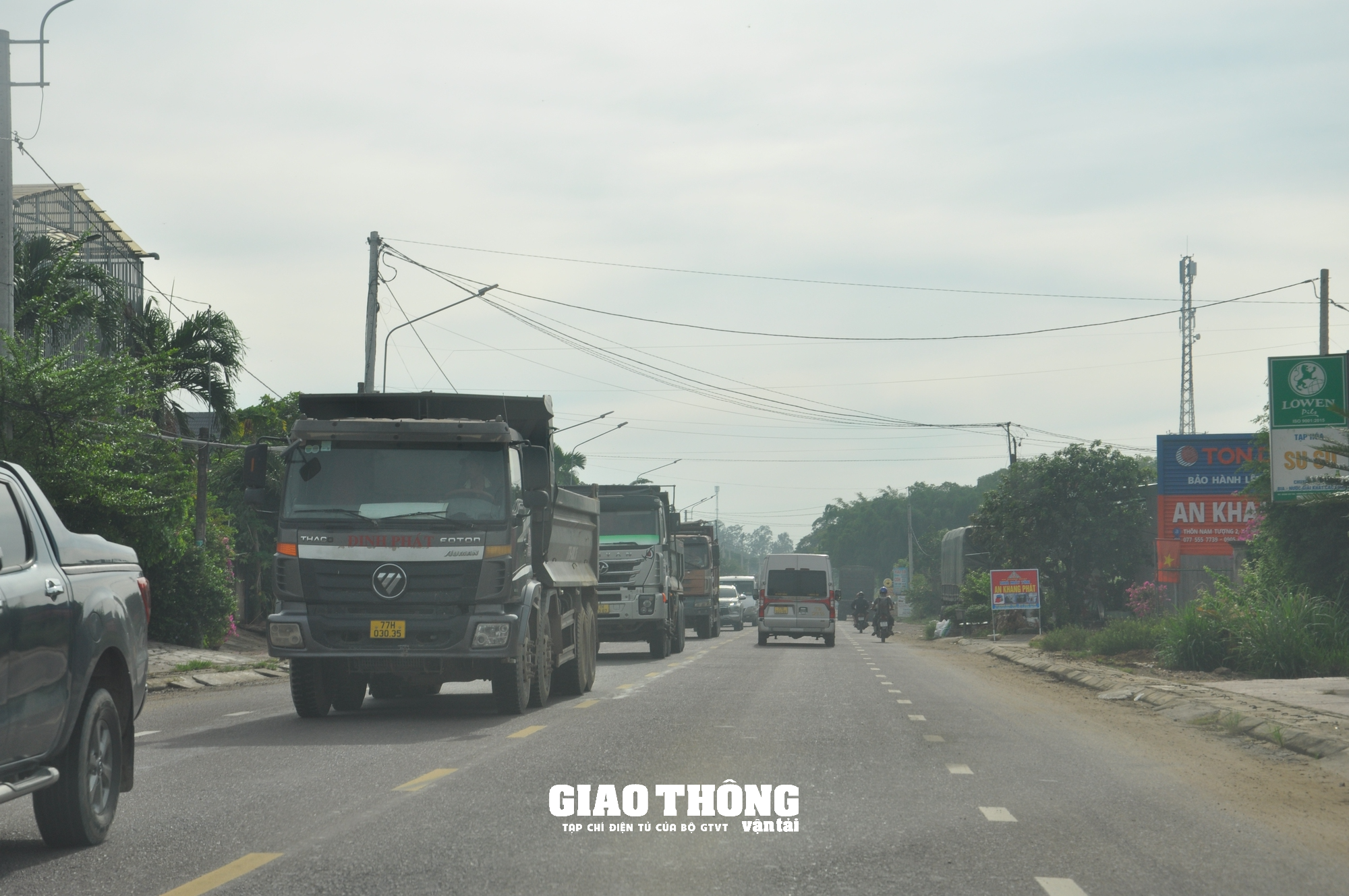 Video cận cảnh xe ben chở đất, đá có dấu hiệu quá tải "bức tử" cầu giới hạn 13 tấn ở Bình Định - Ảnh 3. Video cận cảnh xe ben chở đất, đá có dấu hiệu quá tải "bức tử" cầu giới hạn 13 tấn ở Bình Định - Ảnh 3.