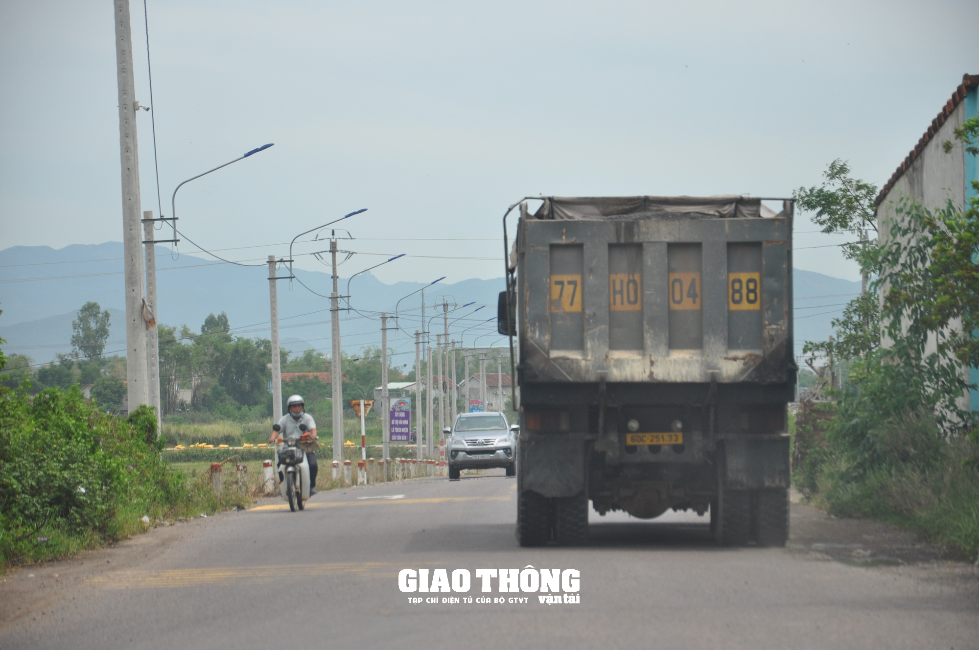 Video cận cảnh xe ben chở đất, đá có dấu hiệu quá tải "bức tử" cầu giới hạn 13 tấn ở Bình Định - Ảnh 4. Video cận cảnh xe ben chở đất, đá có dấu hiệu quá tải "bức tử" cầu giới hạn 13 tấn ở Bình Định - Ảnh 4.