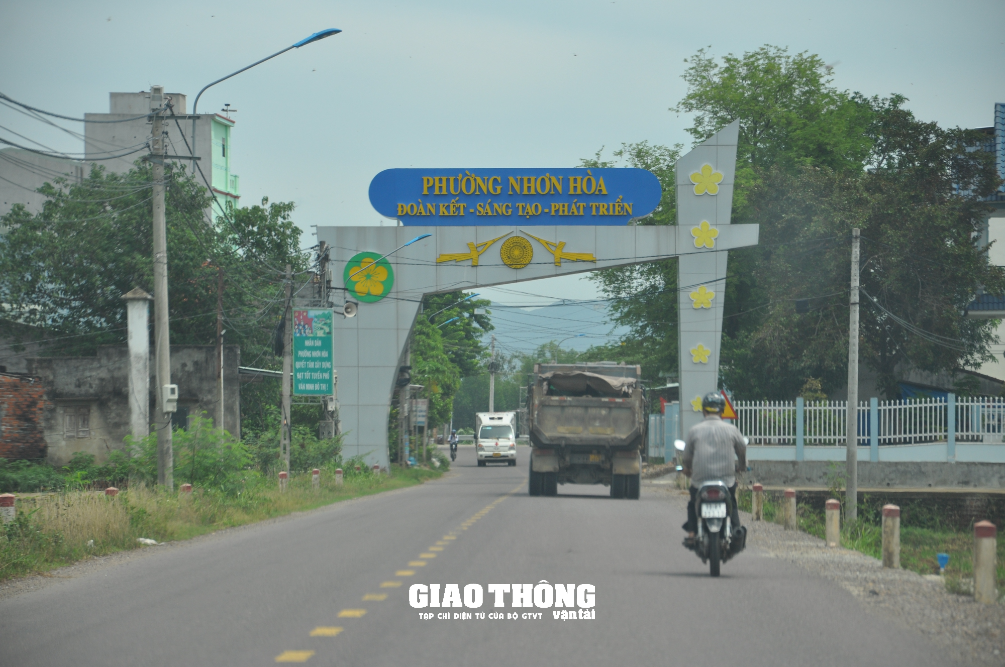 Video cận cảnh xe ben chở đất, đá có dấu hiệu quá tải "bức tử" cầu giới hạn 13 tấn ở Bình Định - Ảnh 5. Video cận cảnh xe ben chở đất, đá có dấu hiệu quá tải "bức tử" cầu giới hạn 13 tấn ở Bình Định - Ảnh 5.