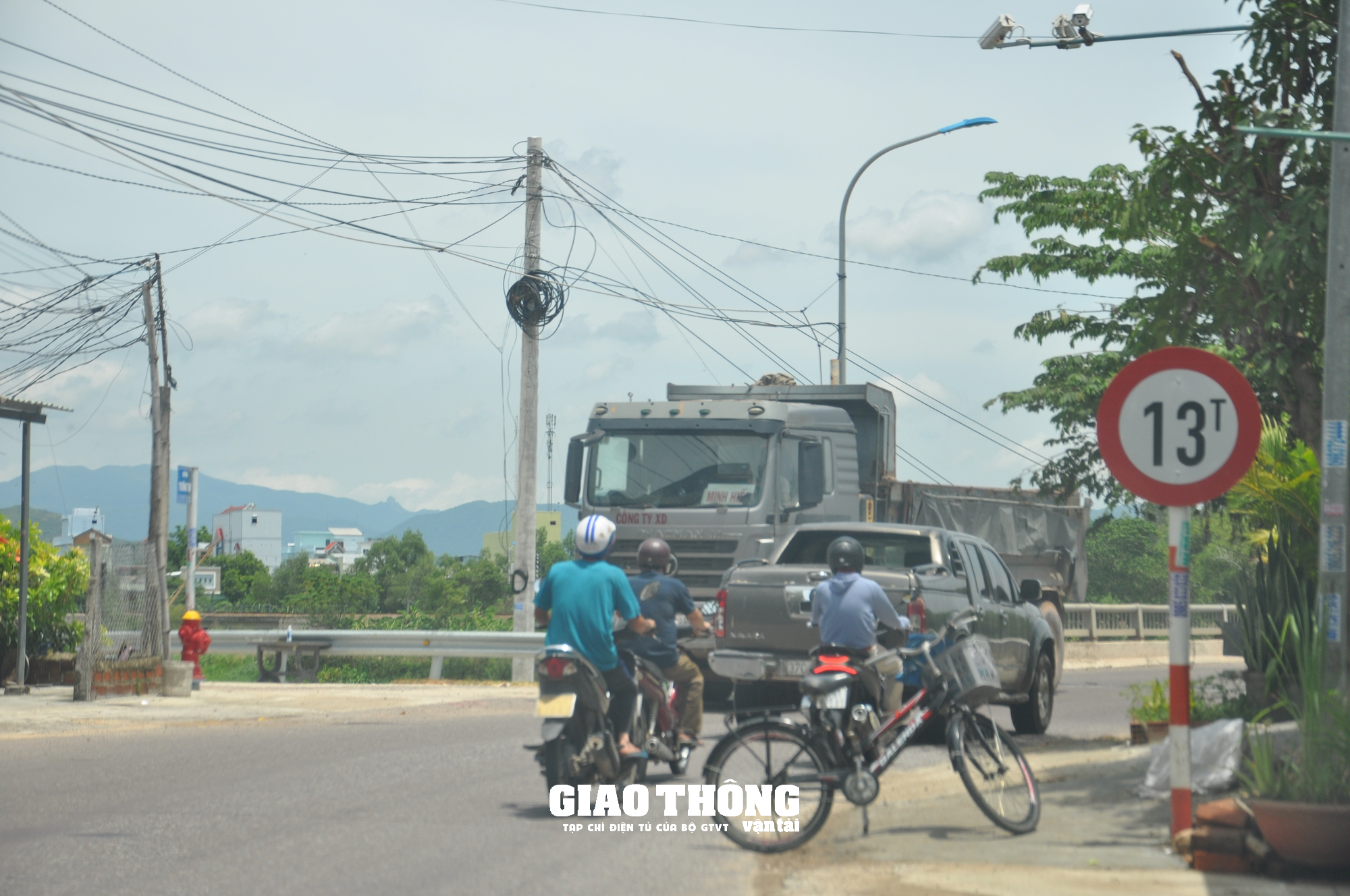 Video cận cảnh xe ben chở đất, đá có dấu hiệu quá tải "bức tử" cầu giới hạn 13 tấn ở Bình Định - Ảnh 9. Video cận cảnh xe ben chở đất, đá có dấu hiệu quá tải "bức tử" cầu giới hạn 13 tấn ở Bình Định - Ảnh 9.