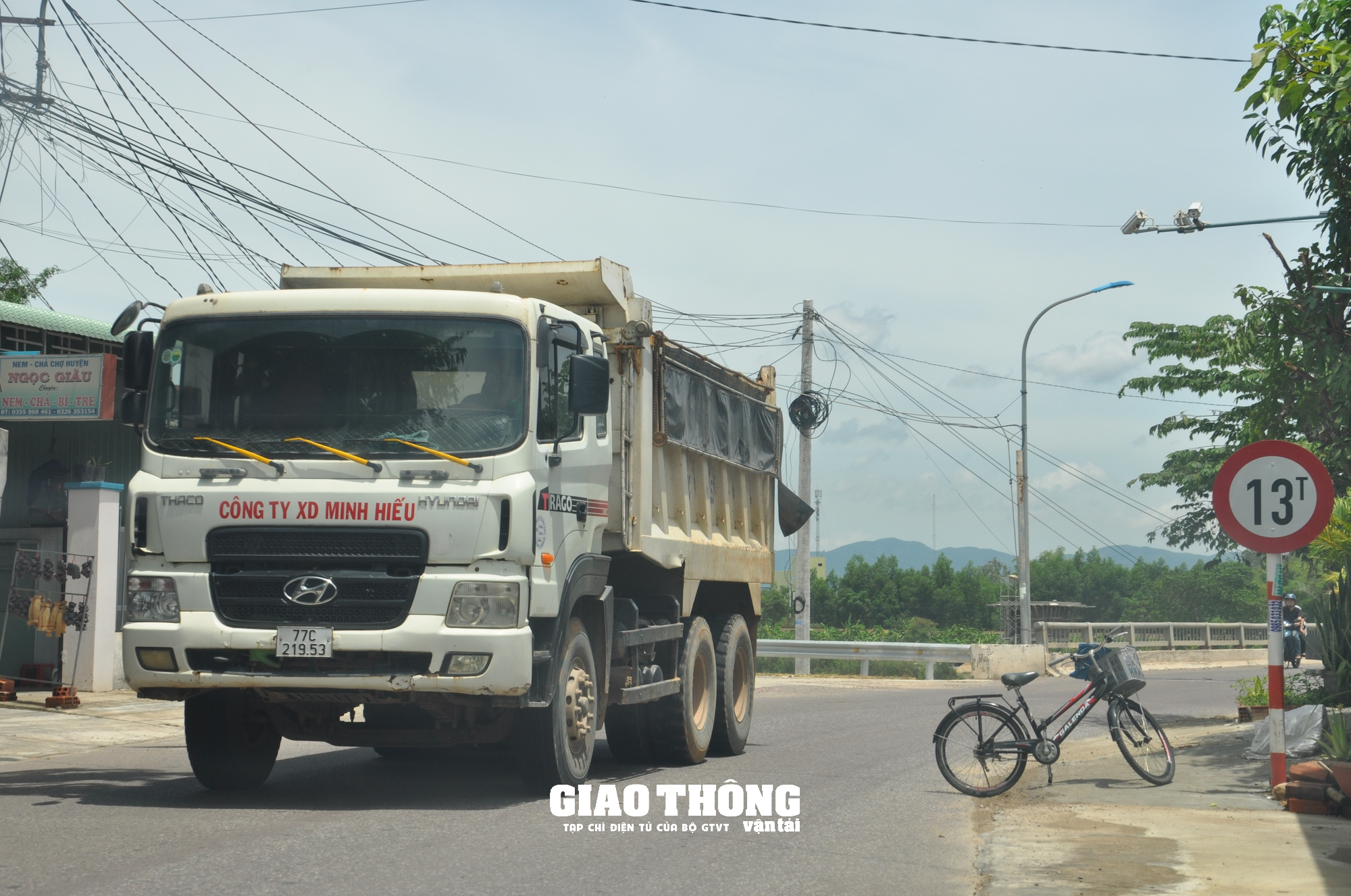 Video cận cảnh xe ben chở đất, đá có dấu hiệu quá tải "bức tử" cầu giới hạn 13 tấn ở Bình Định - Ảnh 10. Video cận cảnh xe ben chở đất, đá có dấu hiệu quá tải "bức tử" cầu giới hạn 13 tấn ở Bình Định - Ảnh 10.