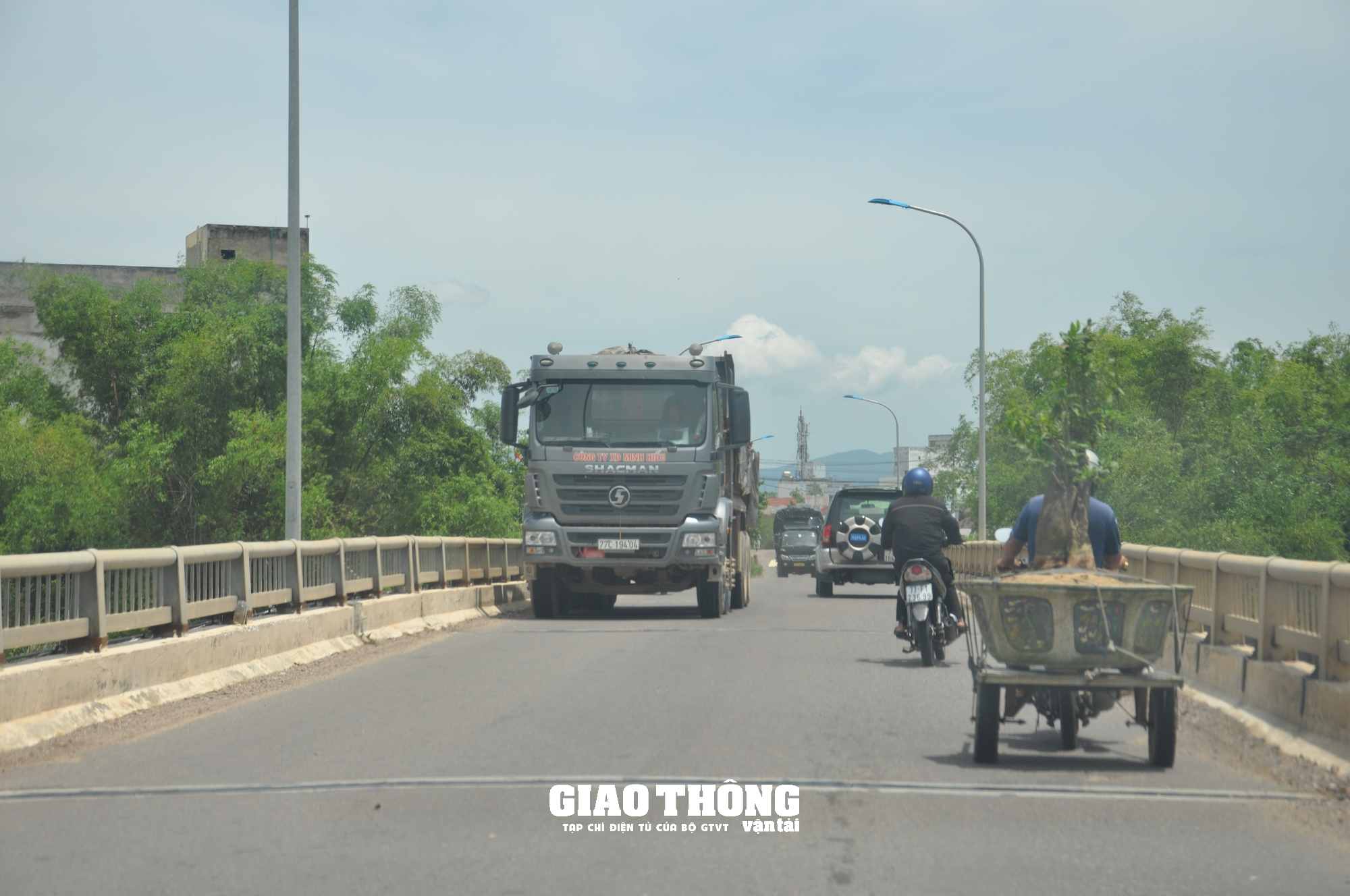 Video cận cảnh xe ben chở đất, đá có dấu hiệu quá tải "bức tử" cầu giới hạn 13 tấn ở Bình Định - Ảnh 11. Video cận cảnh xe ben chở đất, đá có dấu hiệu quá tải "bức tử" cầu giới hạn 13 tấn ở Bình Định - Ảnh 11.