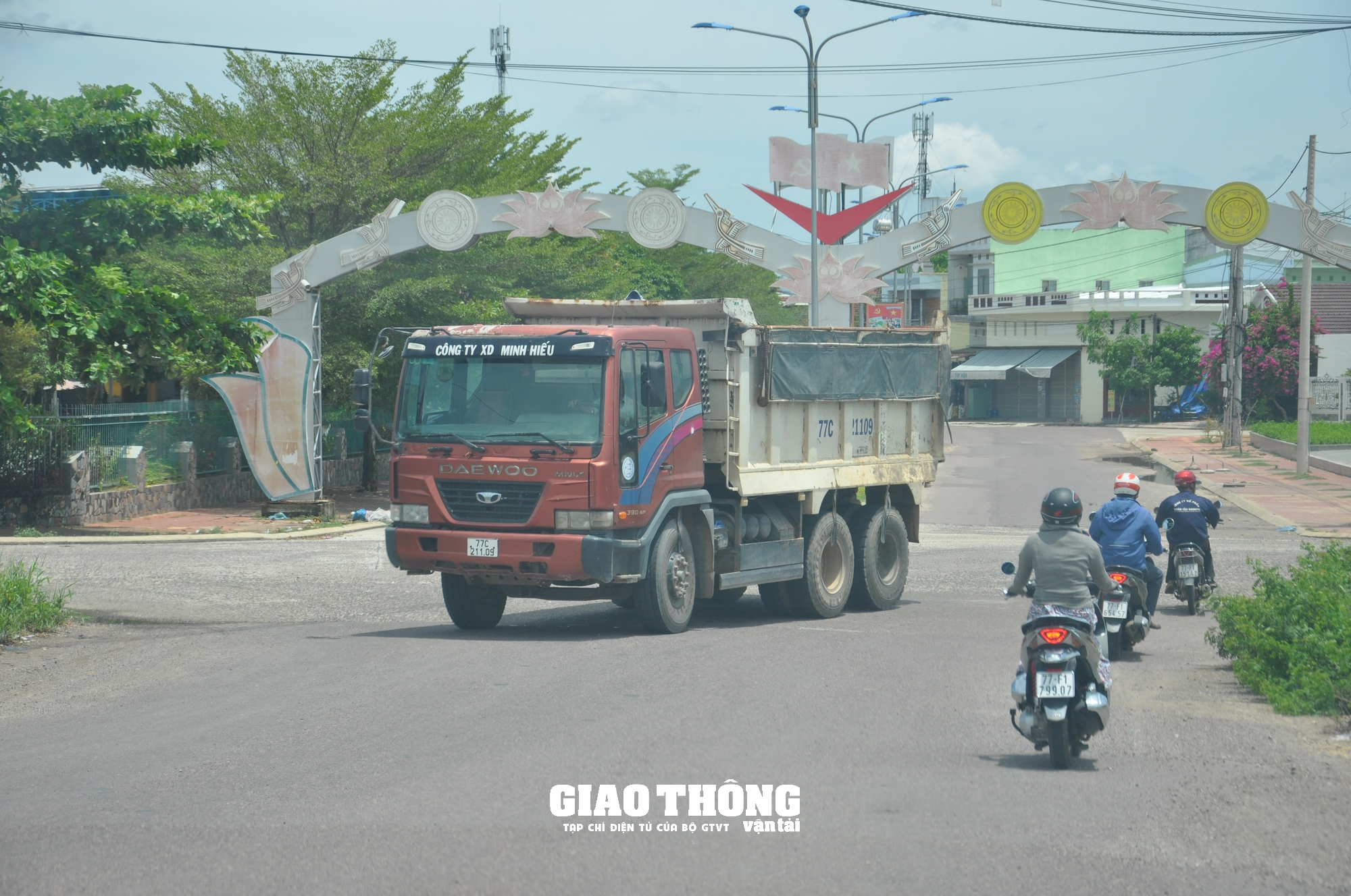 Video cận cảnh xe ben chở đất, đá có dấu hiệu quá tải "bức tử" cầu giới hạn 13 tấn ở Bình Định - Ảnh 12. Video cận cảnh xe ben chở đất, đá có dấu hiệu quá tải "bức tử" cầu giới hạn 13 tấn ở Bình Định - Ảnh 12.