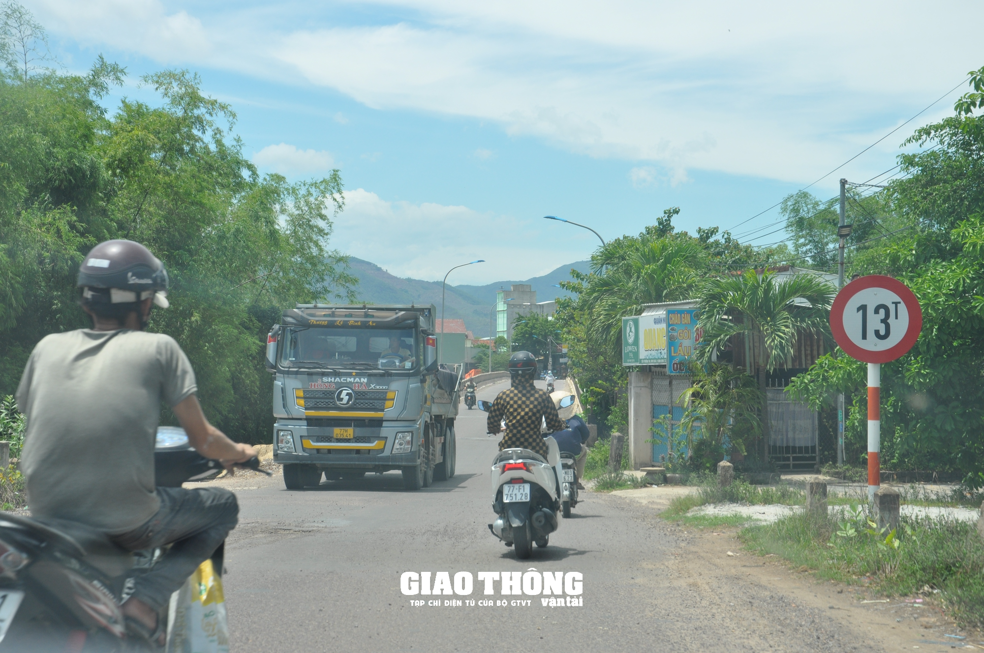 Video cận cảnh xe ben chở đất, đá có dấu hiệu quá tải "bức tử" cầu giới hạn 13 tấn ở Bình Định - Ảnh 13. Video cận cảnh xe ben chở đất, đá có dấu hiệu quá tải "bức tử" cầu giới hạn 13 tấn ở Bình Định - Ảnh 13.