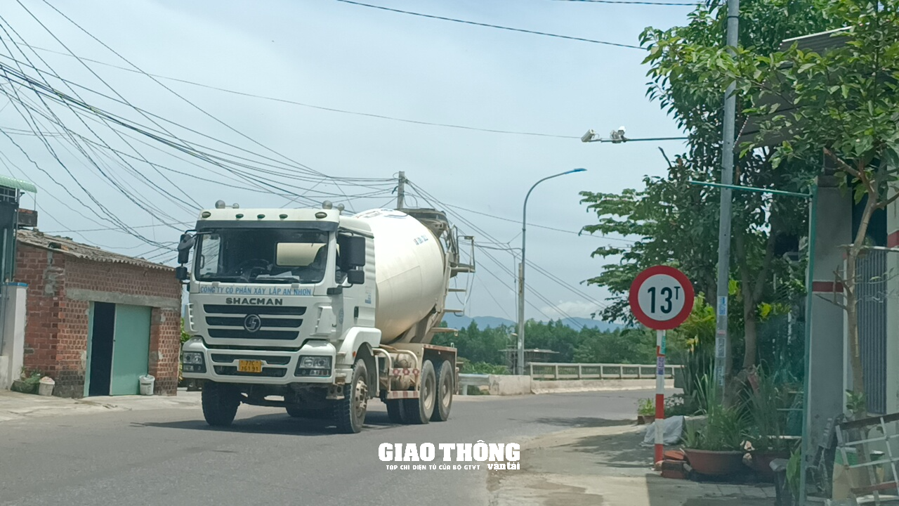 Video cận cảnh xe ben chở đất, đá có dấu hiệu quá tải "bức tử" cầu giới hạn 13 tấn ở Bình Định - Ảnh 14. Video cận cảnh xe ben chở đất, đá có dấu hiệu quá tải "bức tử" cầu giới hạn 13 tấn ở Bình Định - Ảnh 14.