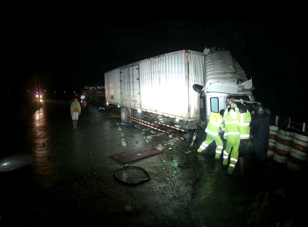 Video TNGT giữa xe khách và đầu kéo trên đèo Lò Xo ở Kon Tum - Ảnh 1.