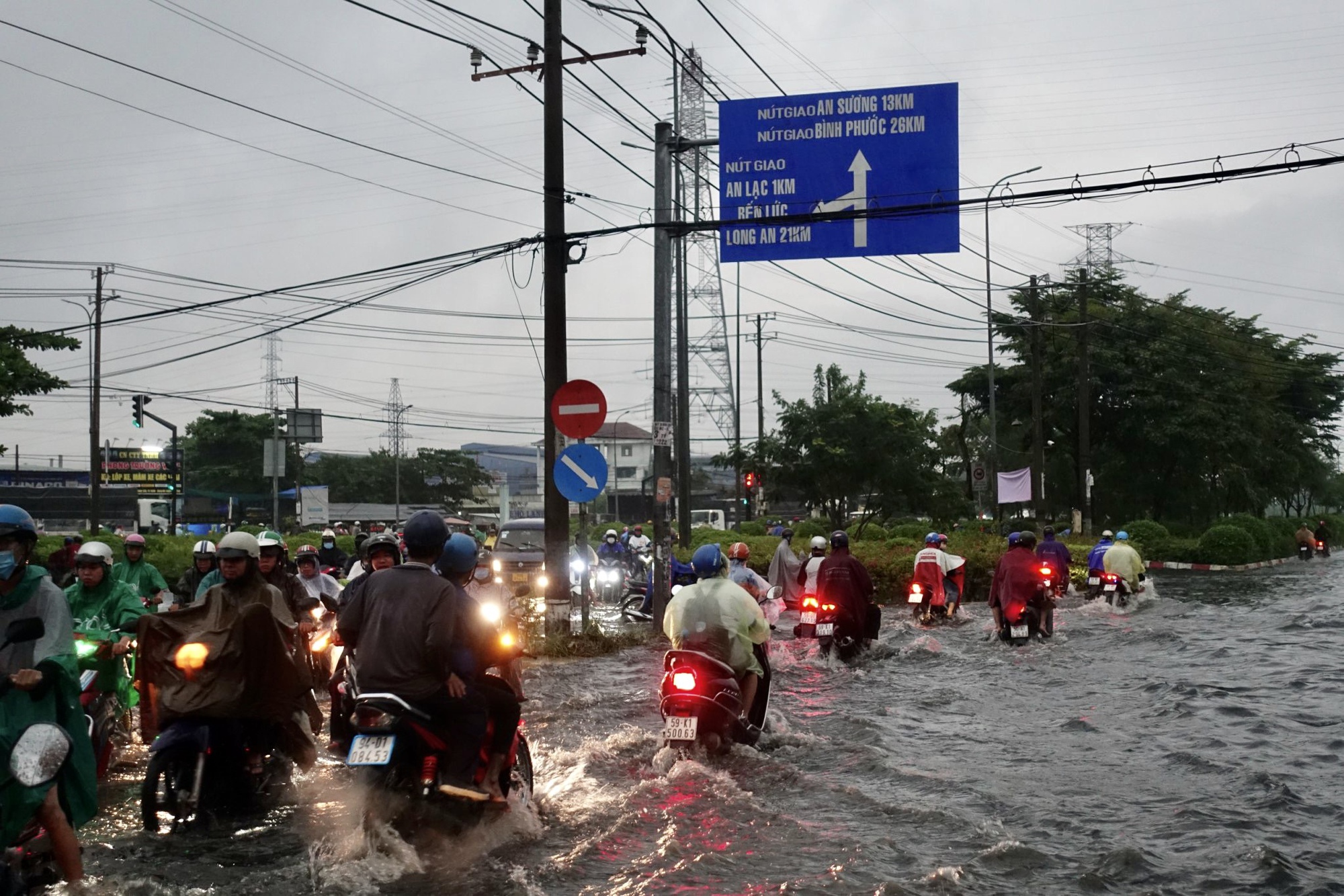 Quốc lộ 1 qua TP.HCM ngập sâu sau mưa lớn - Ảnh 5.