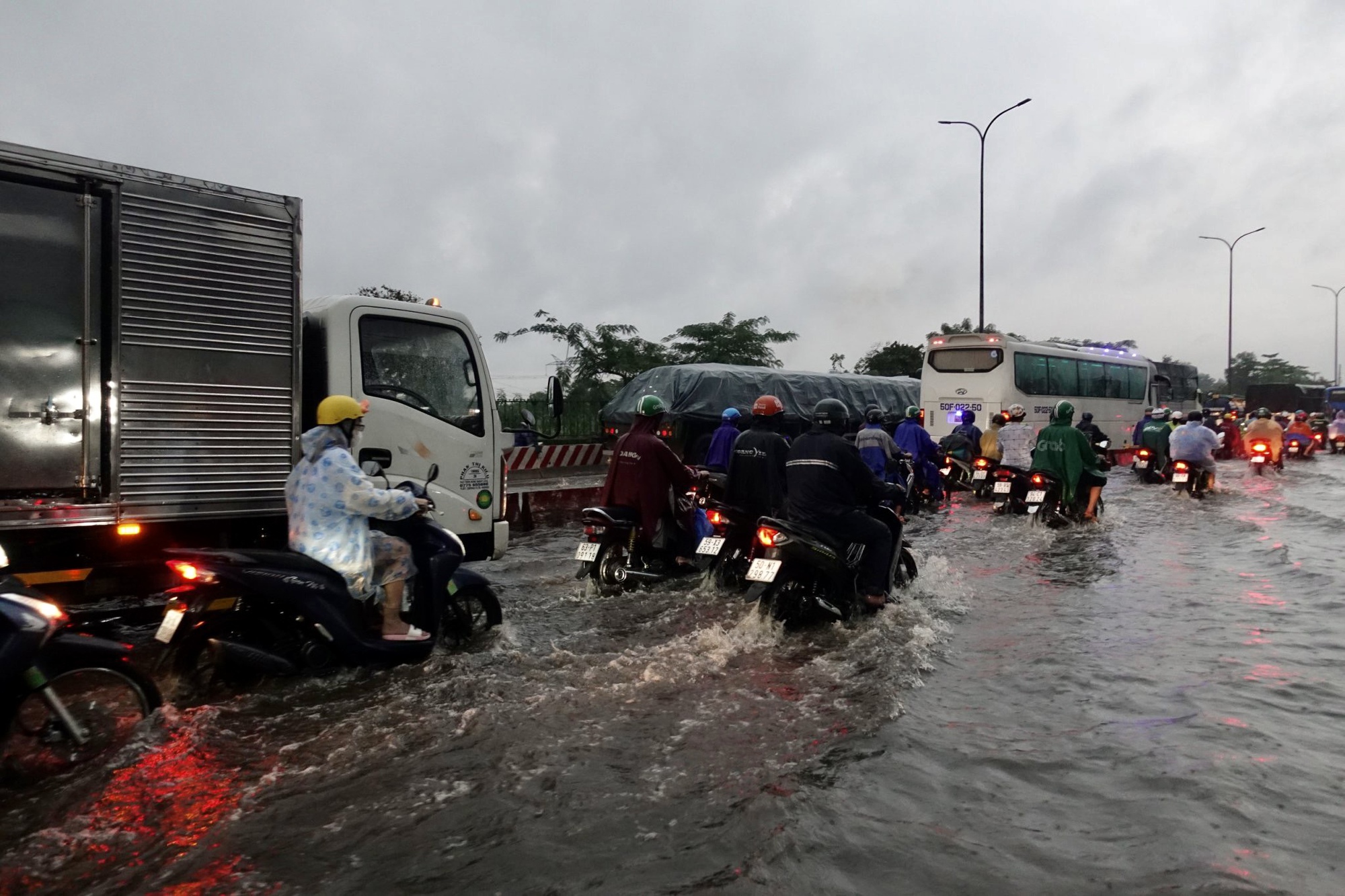 Quốc lộ 1 qua TP.HCM ngập sâu sau mưa lớn - Ảnh 2.