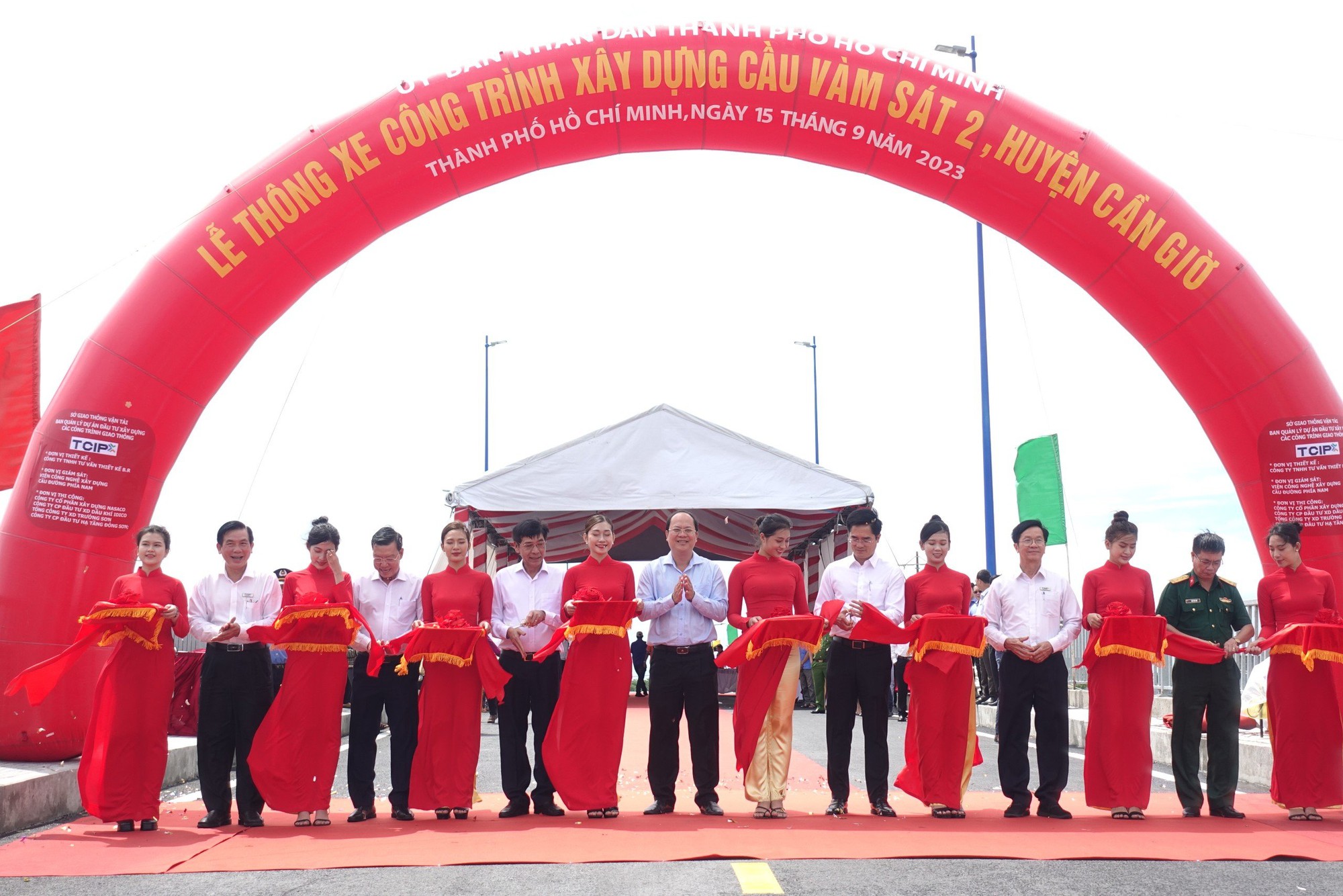 TP.HCM: Người dân vui mừng khi cầu Vàm Sát 2 thông xe đưa vào sử dụng - Ảnh 1. TP.HCM: Người dân vui mừng khi cầu Vàm Sát 2 thông xe đưa vào sử dụng - Ảnh 1.