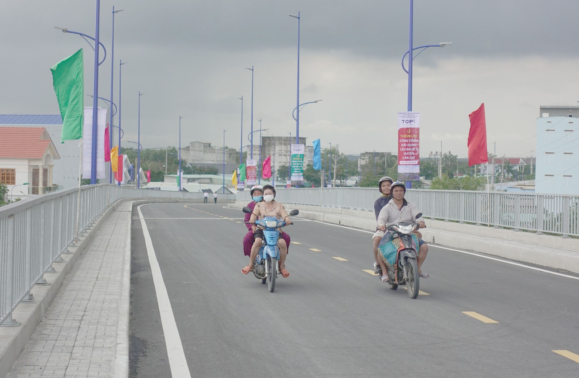 TP.HCM: Người dân vui mừng khi cầu Vàm Sát 2 thông xe đưa vào sử dụng - Ảnh 4. TP.HCM: Người dân vui mừng khi cầu Vàm Sát 2 thông xe đưa vào sử dụng - Ảnh 4.