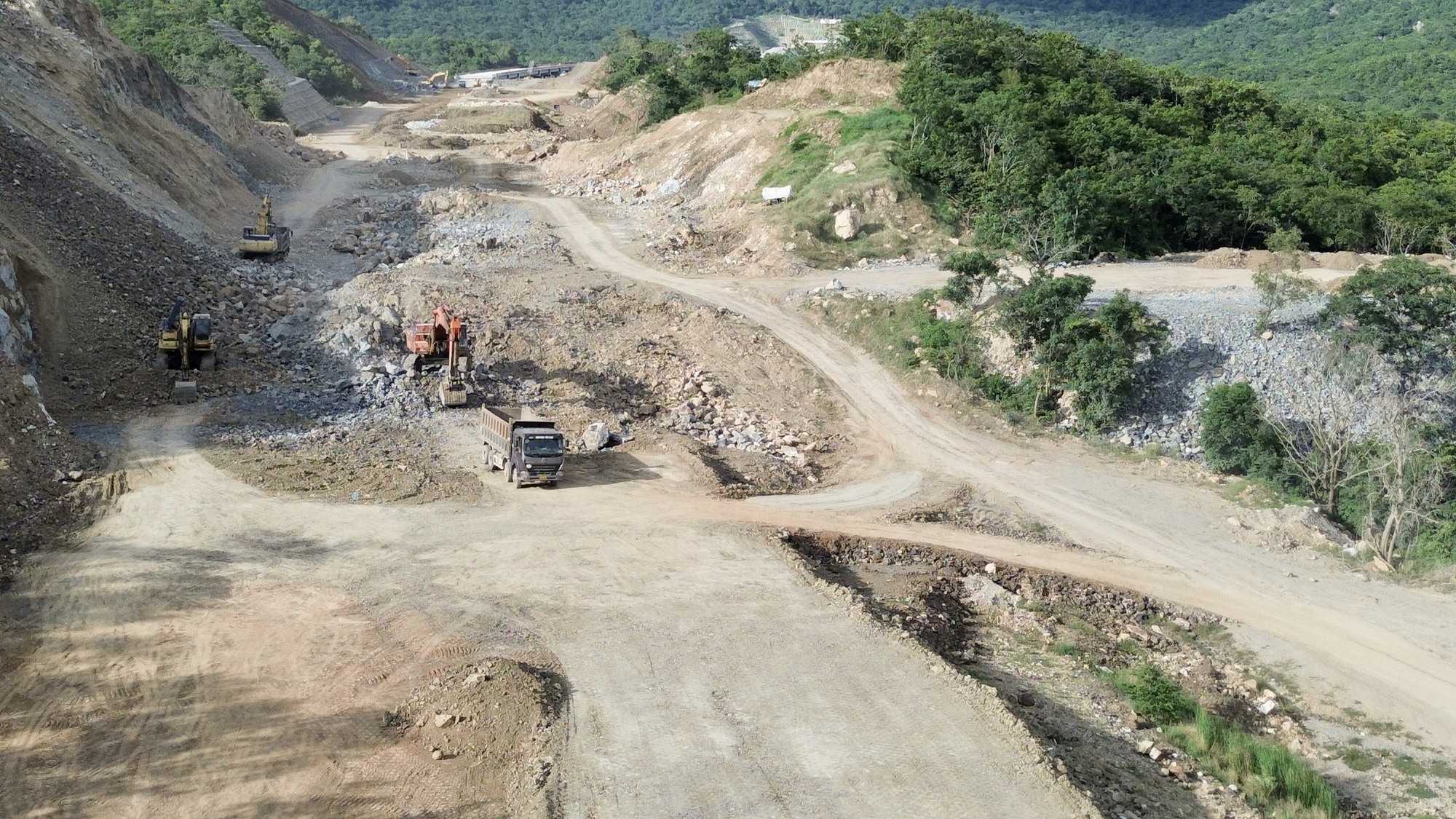 Đẩy nhanh thi công cao tốc Cam Lâm - Vĩnh Hảo  - Ảnh 2.