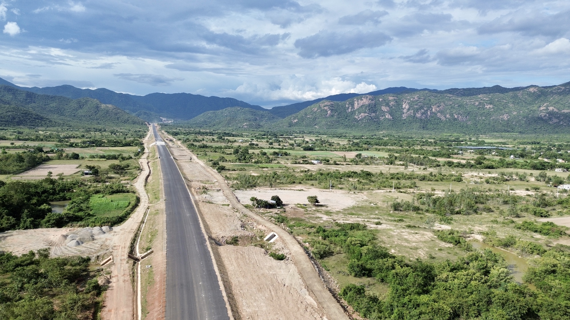 Đẩy nhanh thi công cao tốc Cam Lâm - Vĩnh Hảo  - Ảnh 3.