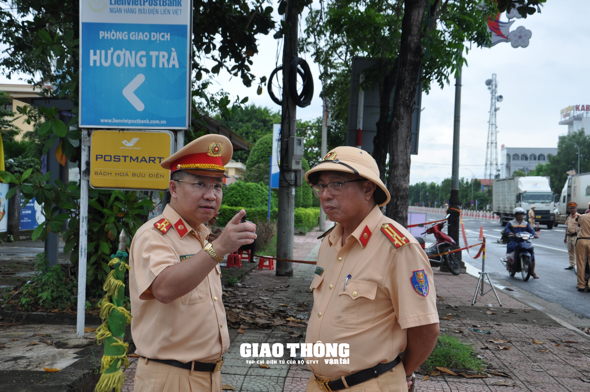 Dàn trận xử lý nồng độ cồn trên QL1 ở tỉnh Thừa Thiên-Huế: Loạt người vi phạm sau bữa ăn trưa - Ảnh 1.