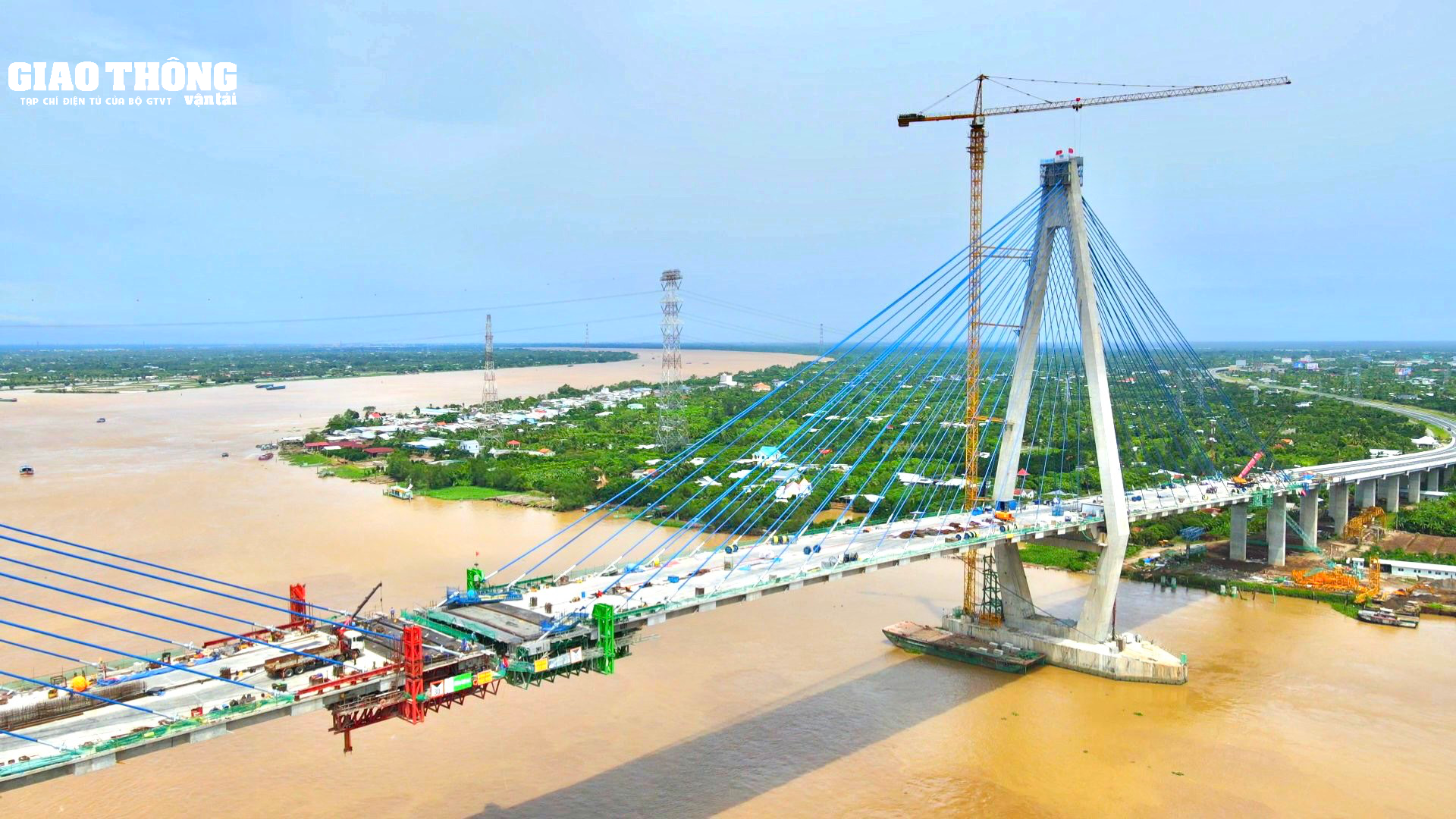 Lên dây văng cuối cùng cho cầu Mỹ Thuận 2 - Ảnh 2.