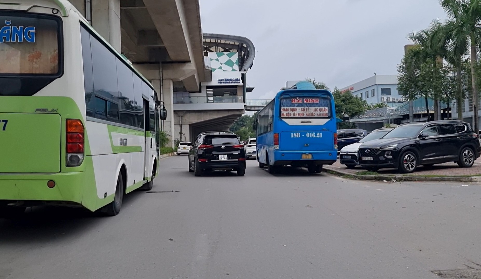 Hà Nội: Nhức nhối vi phạm hành lang đường bộ trên Quốc lộ 6- Ảnh 5.