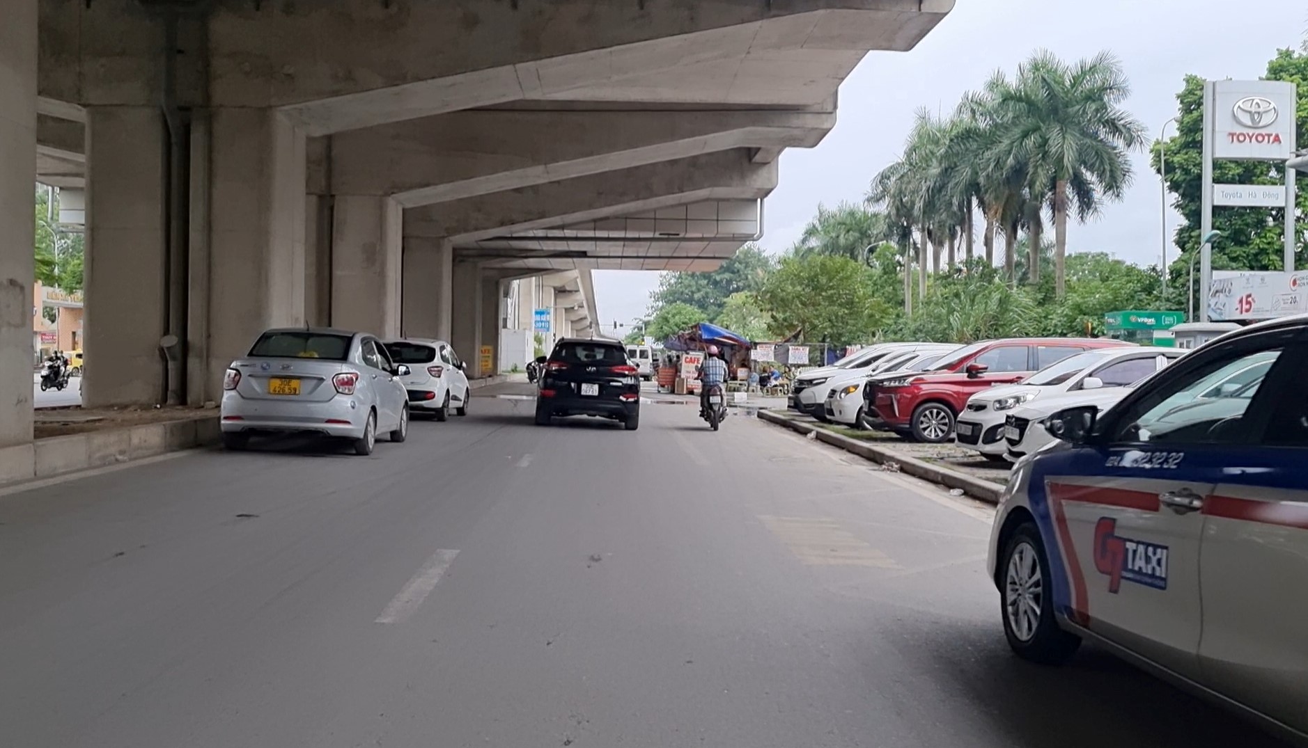 Hà Nội: Nhức nhối vi phạm hành lang đường bộ trên Quốc lộ 6- Ảnh 3.