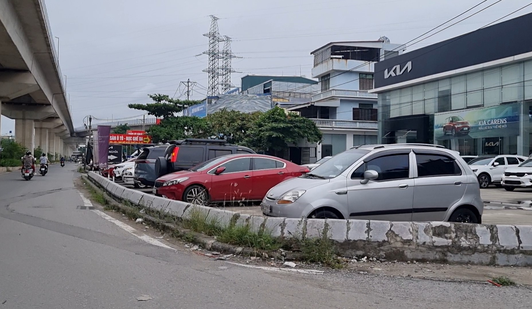 Hà Nội: Nhức nhối vi phạm hành lang đường bộ trên Quốc lộ 6- Ảnh 2.