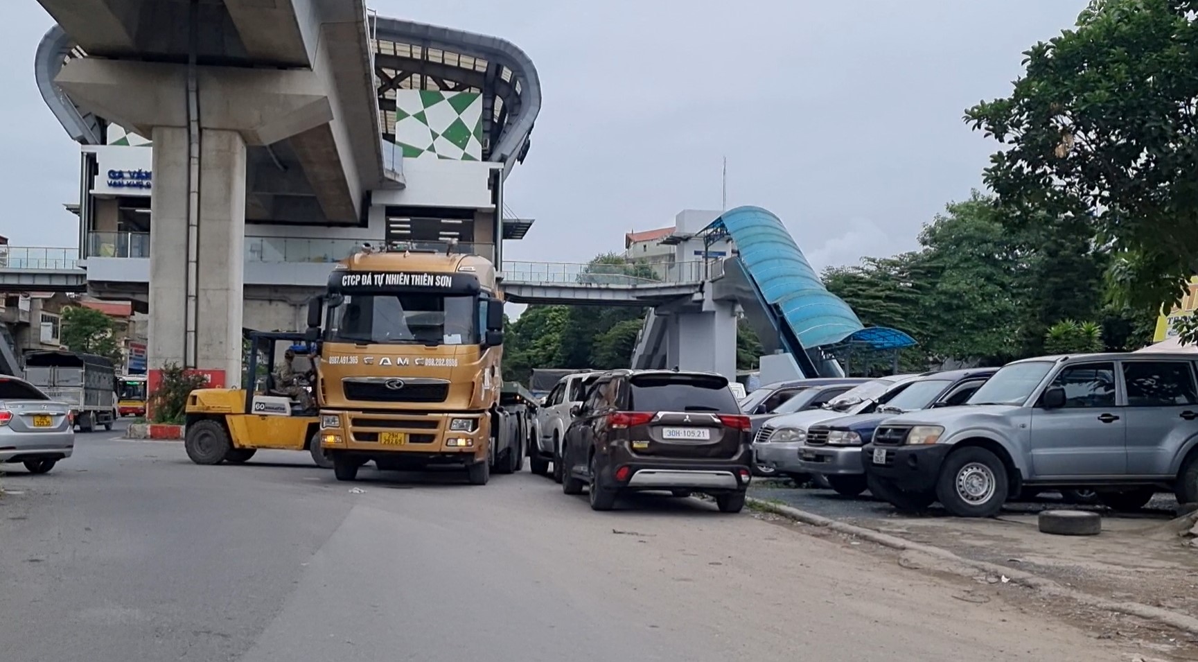 Hà Nội: Nhức nhối vi phạm hành lang đường bộ trên Quốc lộ 6- Ảnh 1.