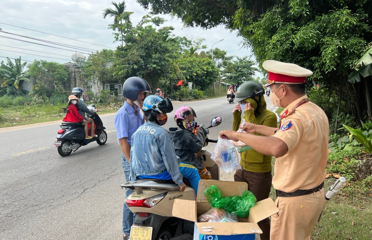 Hình ảnh gây "thương nhớ" của CSGT Đà Nẵng trong ngày lễ Quốc khánh 2/9 - Ảnh 1.