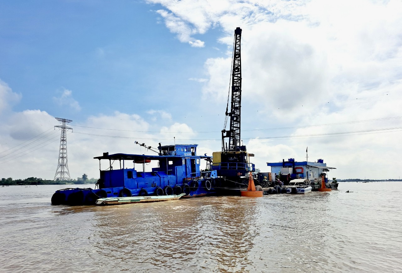 Bàn giao mỏ cát đầu tiền cho nhà thầu thi công cao tốc Cần Thơ - Cà Mau - Ảnh 2.