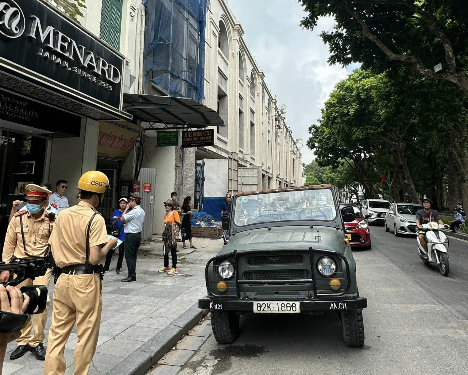 Hà Nội: Thành lập tổ liên ngành vào cuộc chấn chỉnh hoạt động xe UAZ chở khách du lịch trong phố Cổ - Ảnh 1.