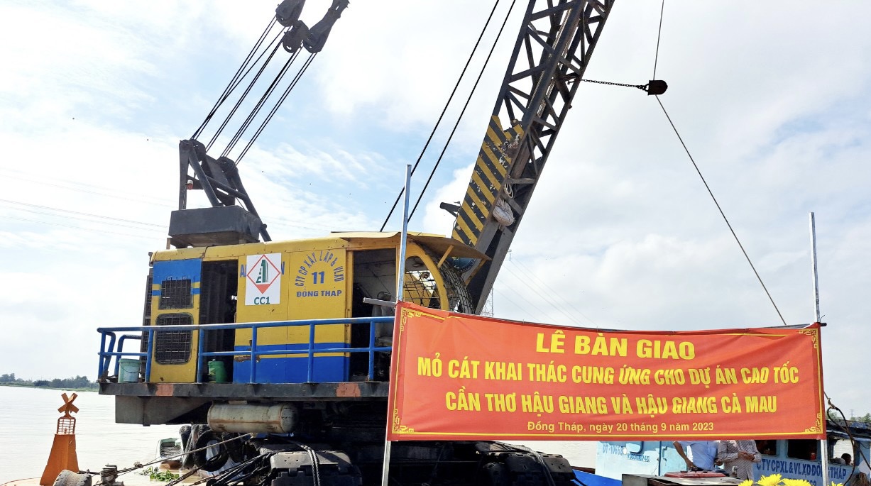 Bàn giao mỏ cát đầu tiền cho nhà thầu thi công cao tốc Cần Thơ - Cà Mau - Ảnh 1.