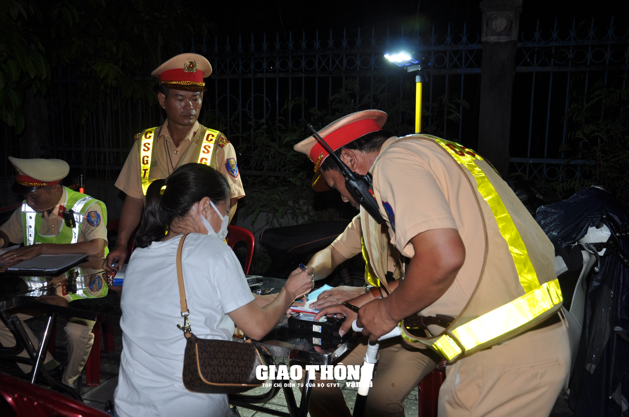 Lực lượng "đặc nhiệm" xử lý nồng độ cồn: "Hội chị em" trên bàn nhậu nhận "trái đắng" - Ảnh 7.