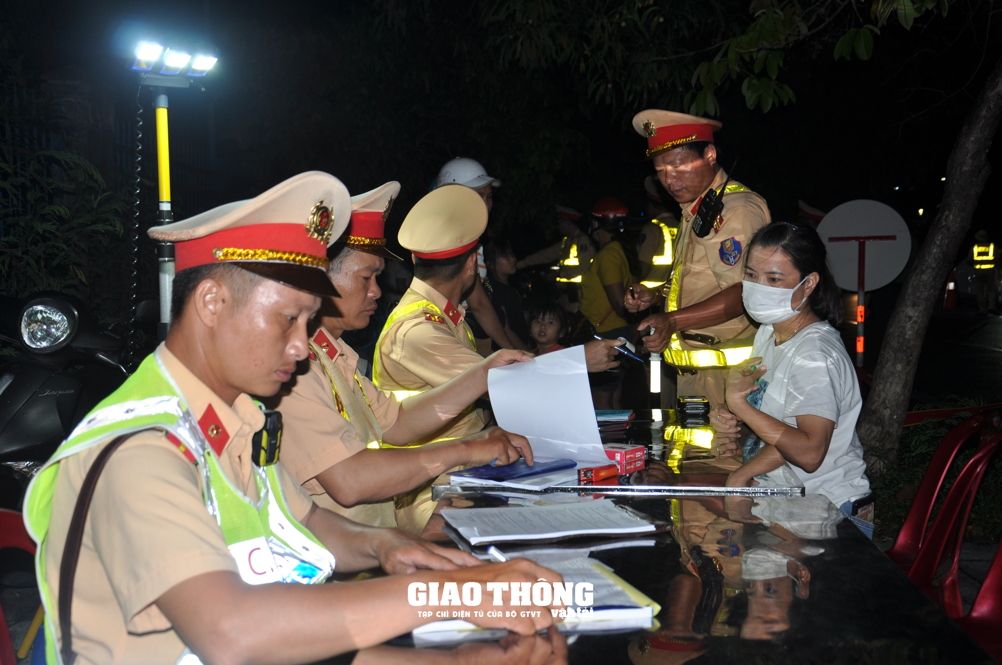 Lực lượng "đặc nhiệm" xử lý nồng độ cồn: "Hội chị em" trên bàn nhậu nhận "trái đắng" - Ảnh 8.