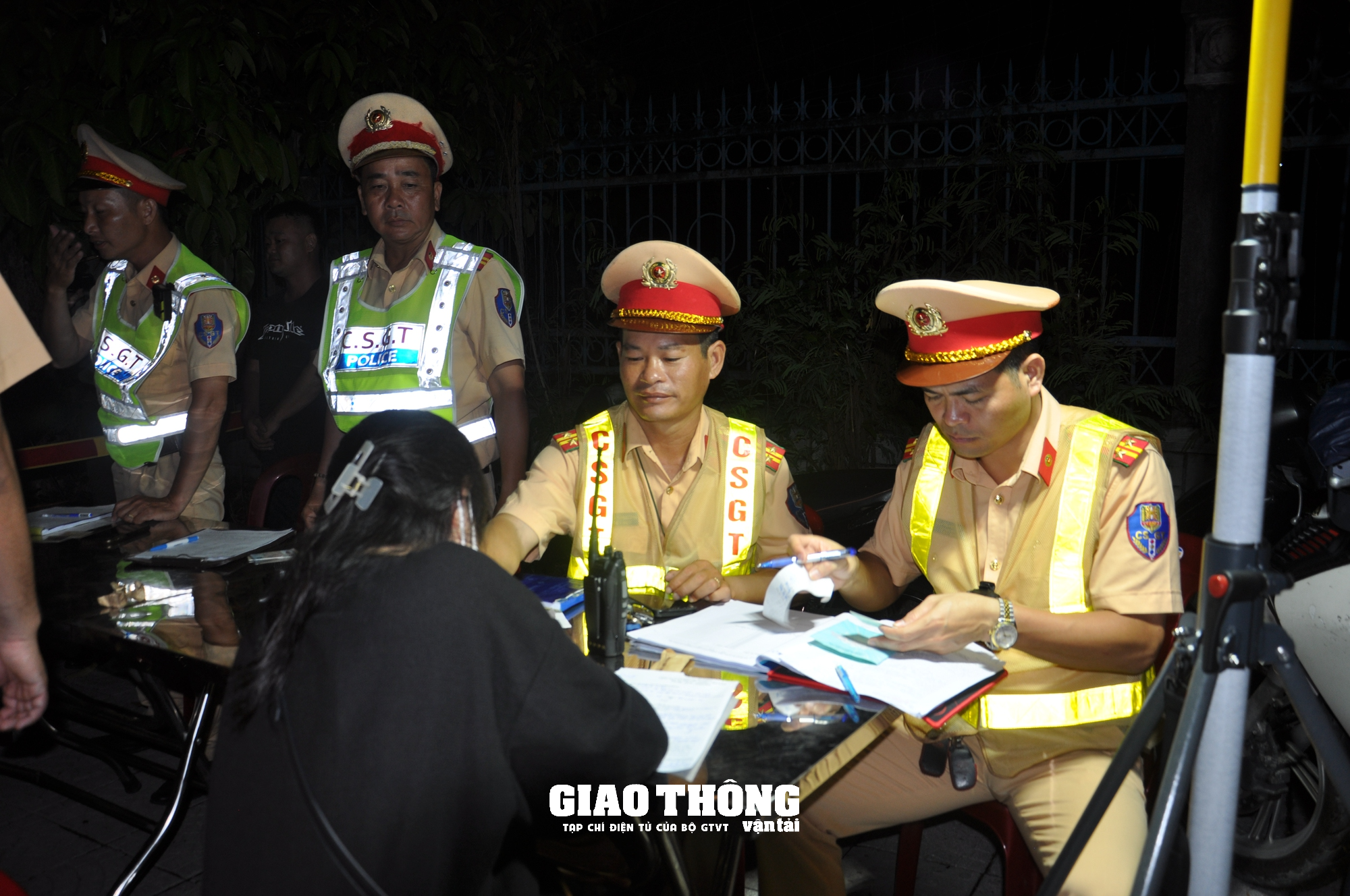 Lực lượng "đặc nhiệm" xử lý nồng độ cồn: "Hội chị em" trên bàn nhậu nhận "trái đắng" - Ảnh 9.