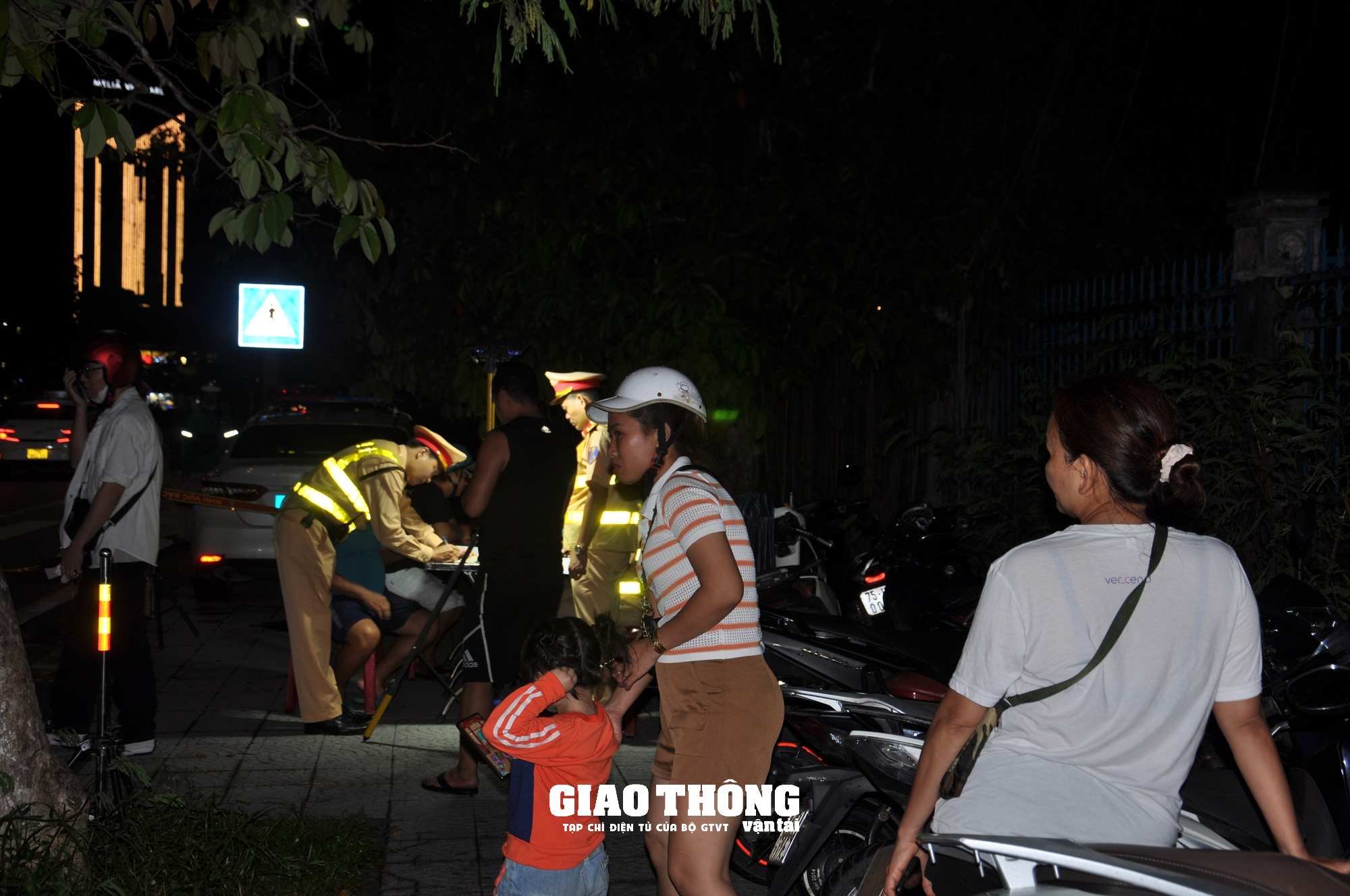 Lực lượng "đặc nhiệm" xử lý nồng độ cồn: "Hội chị em" trên bàn nhậu nhận "trái đắng" - Ảnh 10.