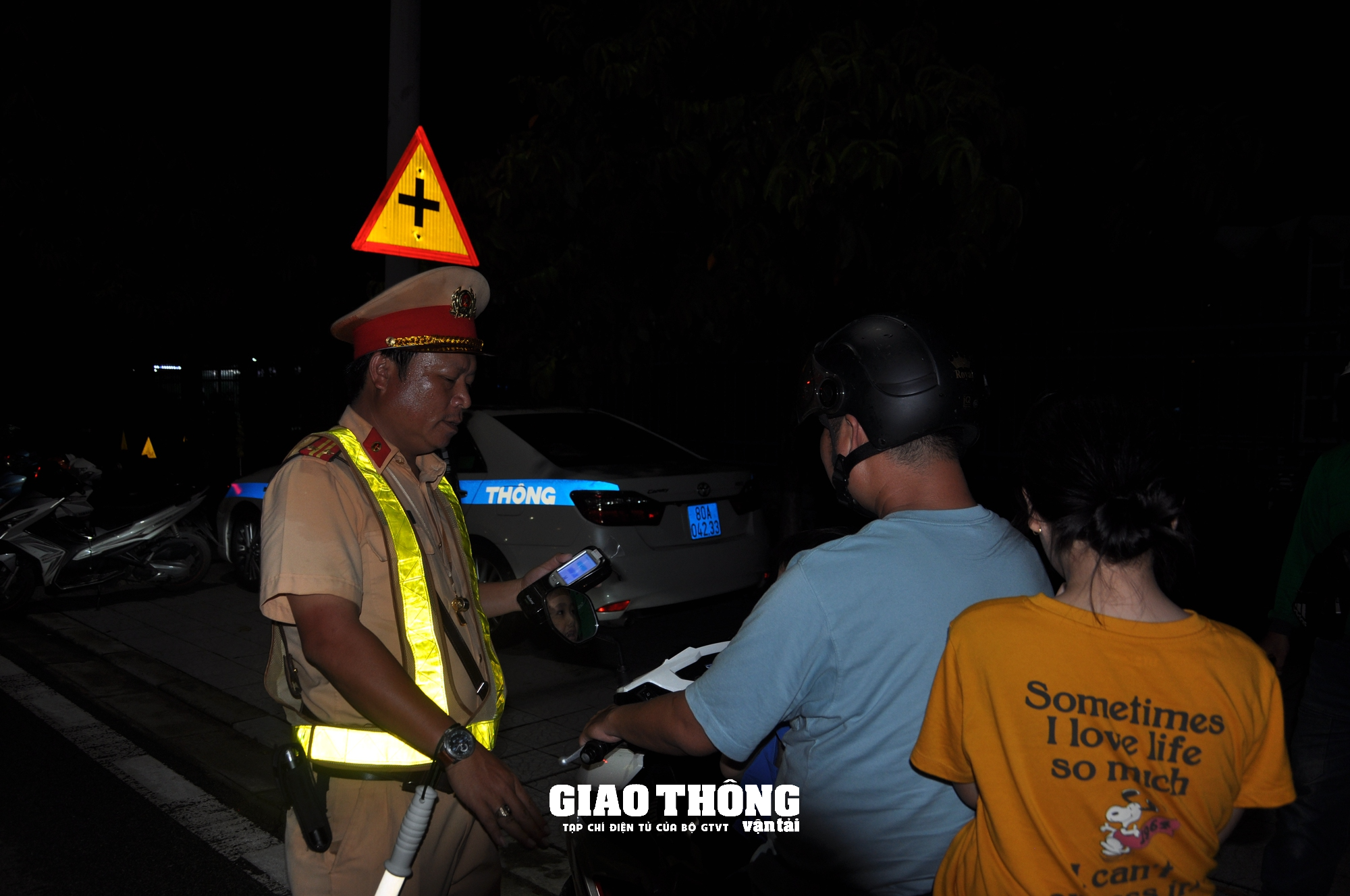 Lực lượng "đặc nhiệm" xử lý nồng độ cồn: "Hội chị em" trên bàn nhậu nhận "trái đắng" - Ảnh 15.