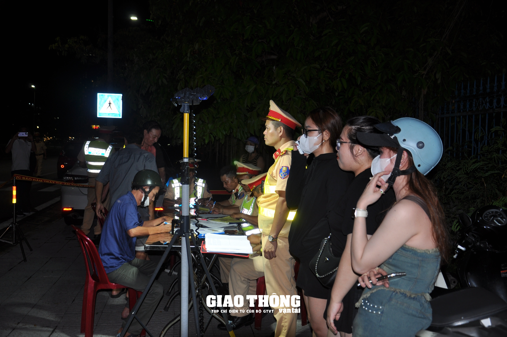 Lực lượng "đặc nhiệm" xử lý nồng độ cồn: "Hội chị em" trên bàn nhậu nhận "trái đắng" - Ảnh 15.