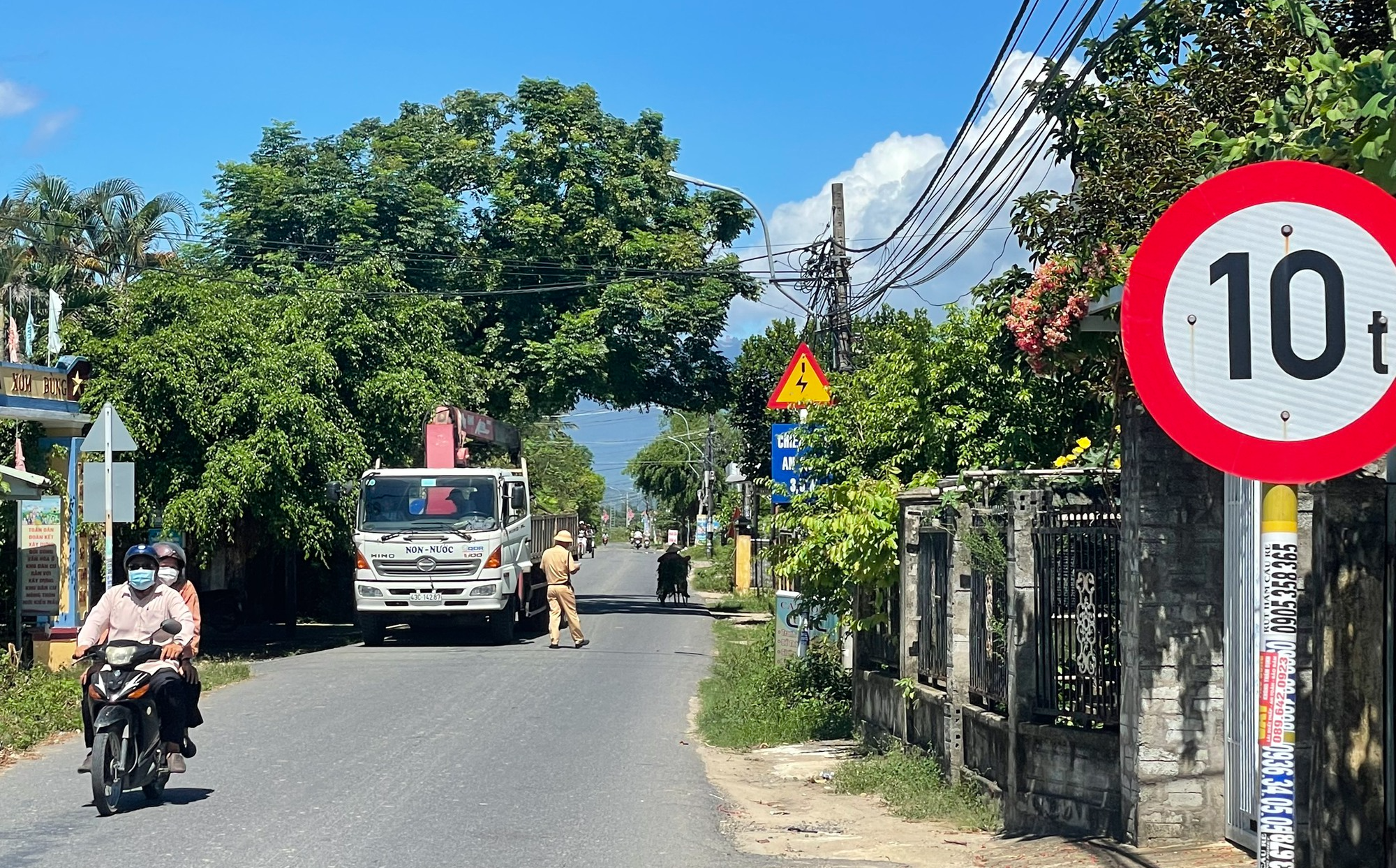 CSGT Điện Bàn tăng cường xử lý xe quá tải, bảo vệ kết cấu hạ tầng giao thông - Ảnh 1.