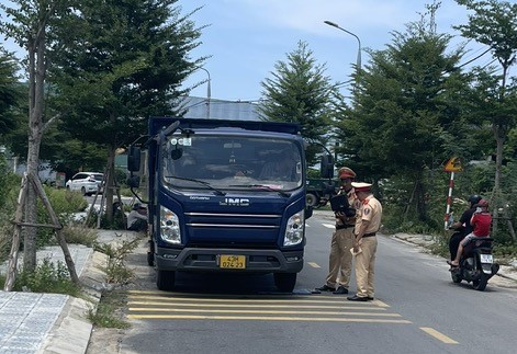 CSGT Điện Bàn tăng cường xử lý xe quá tải, bảo vệ kết cấu hạ tầng giao thông - Ảnh 2.