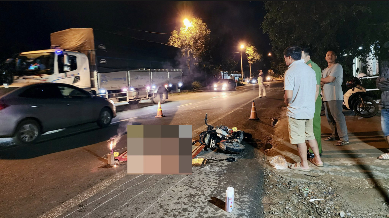 Trên đường chở cháu đi học về, người phụ nữ bị ô tô tải cán tử vong trên QL14 ở Đắk Nông - Ảnh 1. Trên đường chở cháu đi học về, người phụ nữ bị ô tô tải cán tử vong trên QL14 ở Đắk Nông - Ảnh 1.
