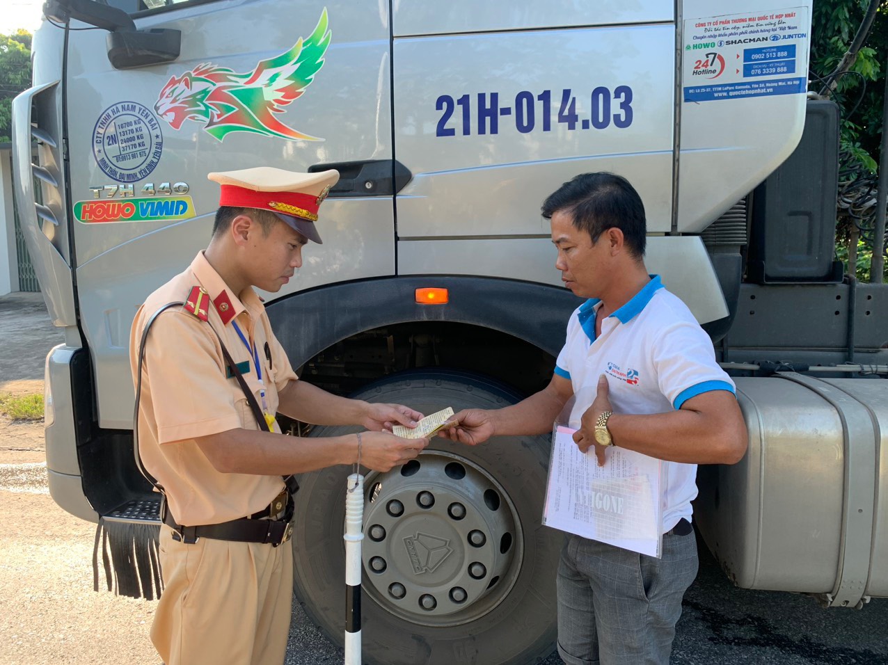 Tuyên Quang: Liên tiếp xử lý lái xe không nhường đường cho xe ưu tiên đi làm nhiệm vụ - Ảnh 1. Tuyên Quang: Liên tiếp xử lý lái xe không nhường đường cho xe ưu tiên đi làm nhiệm vụ - Ảnh 1.