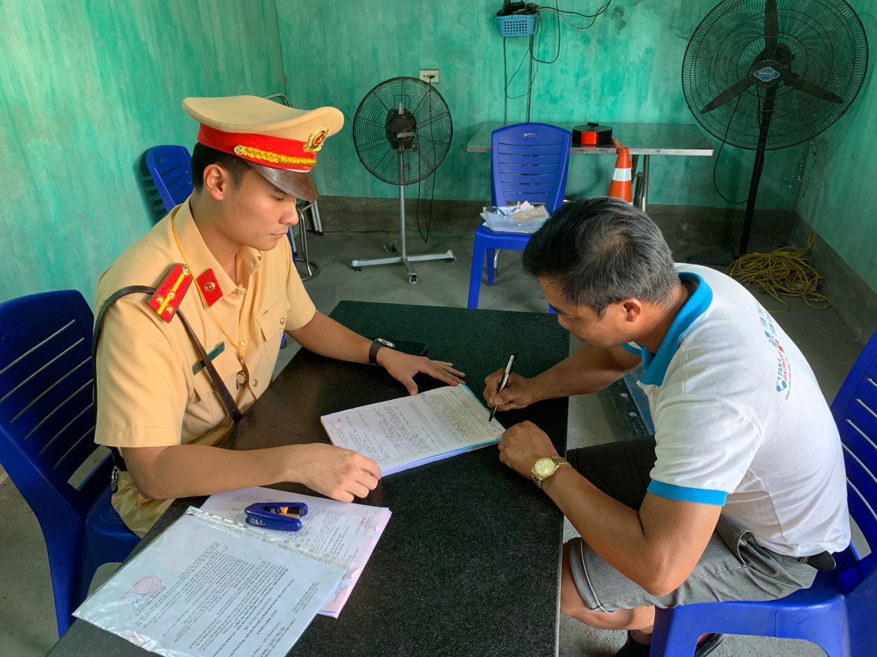 Tuyên Quang: Liên tiếp xử lý lái xe không nhường đường cho xe ưu tiên đi làm nhiệm vụ - Ảnh 2. Tuyên Quang: Liên tiếp xử lý lái xe không nhường đường cho xe ưu tiên đi làm nhiệm vụ - Ảnh 2.