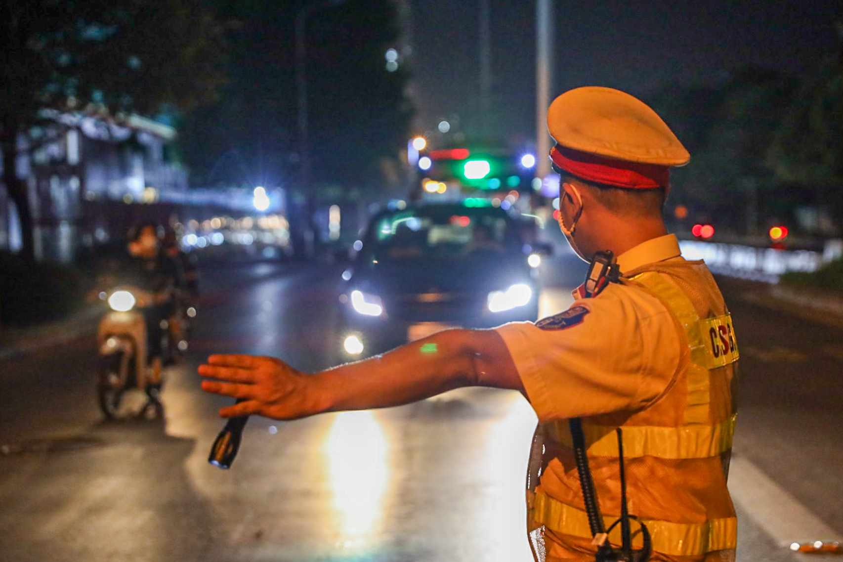 Hà Nội: CSGT xuyên đêm kiểm tra chéo địa bàn xử lý "ma men" - Ảnh 3.