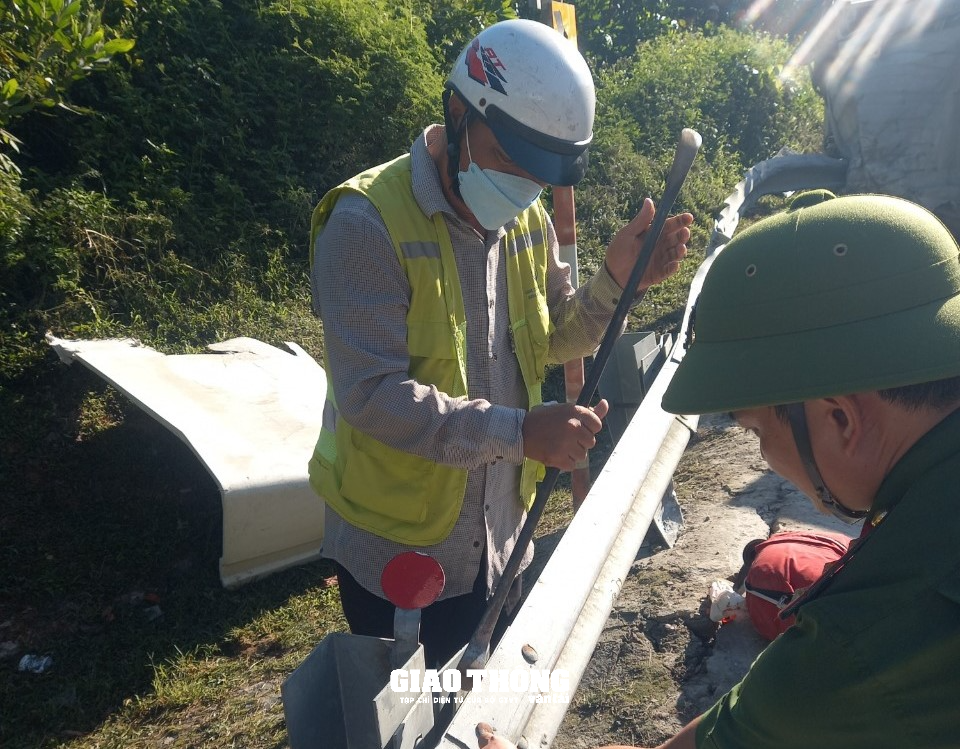 Xe tải lật trên đèo Lò Xo ở Quảng Nam, 1 người tử vong, 2 người bị thương - Ảnh 5. Xe tải lật trên đèo Lò Xo ở Quảng Nam, 1 người tử vong, 2 người bị thương - Ảnh 5.