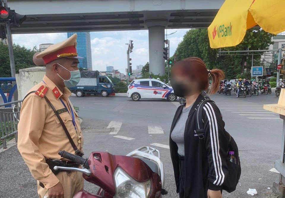 Hà Nội: CSGT tuần tra xử lý nghiêm học sinh đi xe máy đến trường - Ảnh 1.
