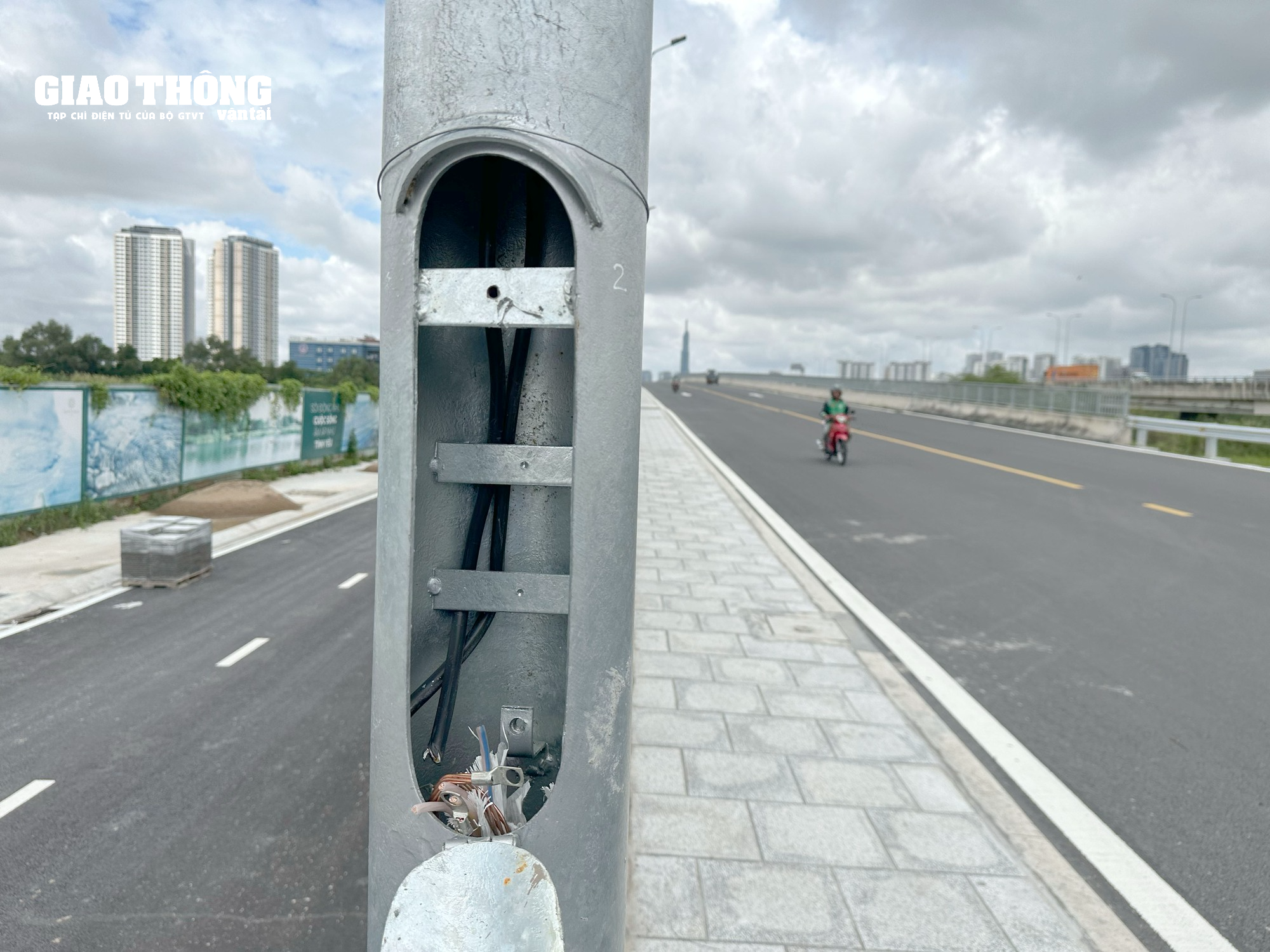 Đường song hành cao tốc TP.HCM - Long Thành - Dầu Giây vừa thông xe đã bị trộm dây điện chiếu sáng - Ảnh 1.