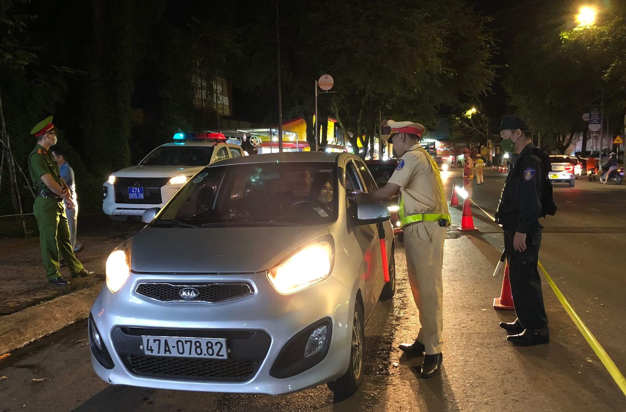 CSGT truy đuổi tài xế vi phạm nồng độ cồn, dương tính ma túy bỏ chạy ở Đắk Lắk - Ảnh 1.