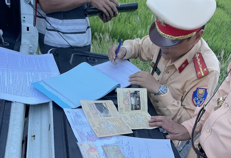 CSGT Điện Bàn phát hiện, xử phạt loạt ô tô khách vi phạm - Ảnh 2. CSGT Điện Bàn phát hiện, xử phạt loạt ô tô khách vi phạm - Ảnh 2.