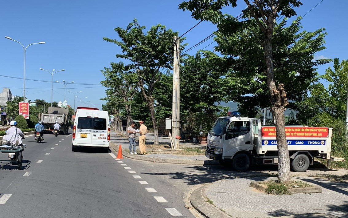 CSGT Điện Bàn phát hiện, xử phạt loạt xe khách vi phạm - Ảnh 1. CSGT Điện Bàn phát hiện, xử phạt loạt xe khách vi phạm - Ảnh 1.