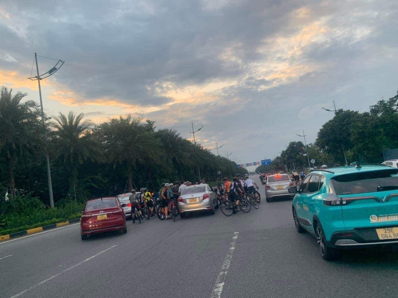 Hà Nội: Cận cảnh video đoàn xe đạp vây lại ẩu đả với tài xế ô tô con trên Võ Nguyên Giáp  - Ảnh 1.