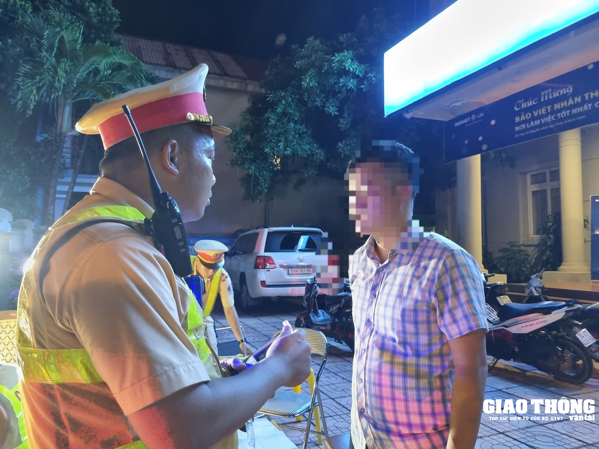 Quảng Trị: Tài xế bỏ lại xe, không hợp tác với lực lượng CSGT khi vi phạm nồng độ cồn - Ảnh 8. Quảng Trị: Tài xế bỏ lại xe, không hợp tác với lực lượng CSGT khi vi phạm nồng độ cồn - Ảnh 8.