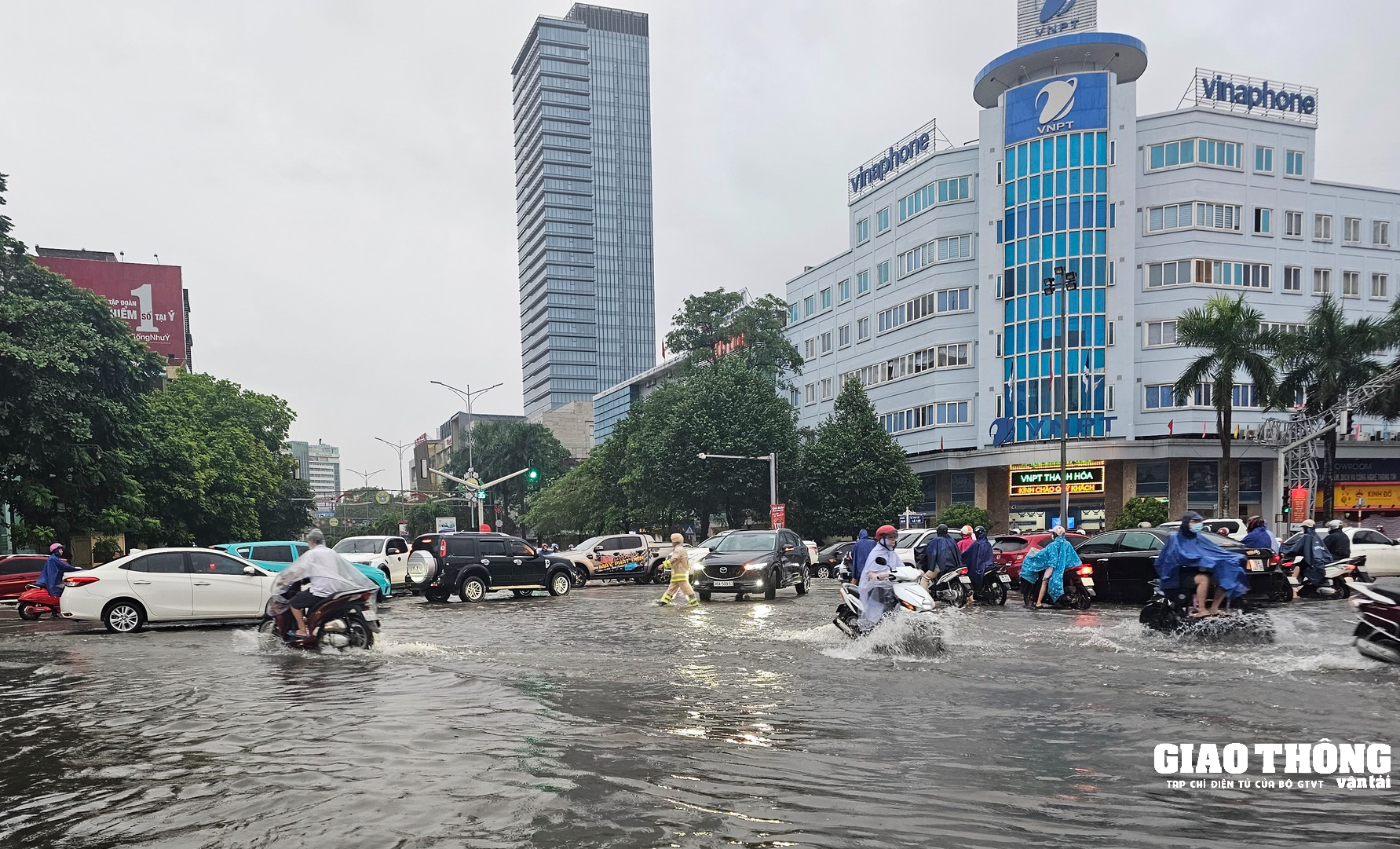 Mưa lớn gây ngập sâu nhiều tuyến đường tại TP. Thanh Hóa - Ảnh 1. Mưa lớn gây ngập sâu nhiều tuyến đường tại TP. Thanh Hóa - Ảnh 1.