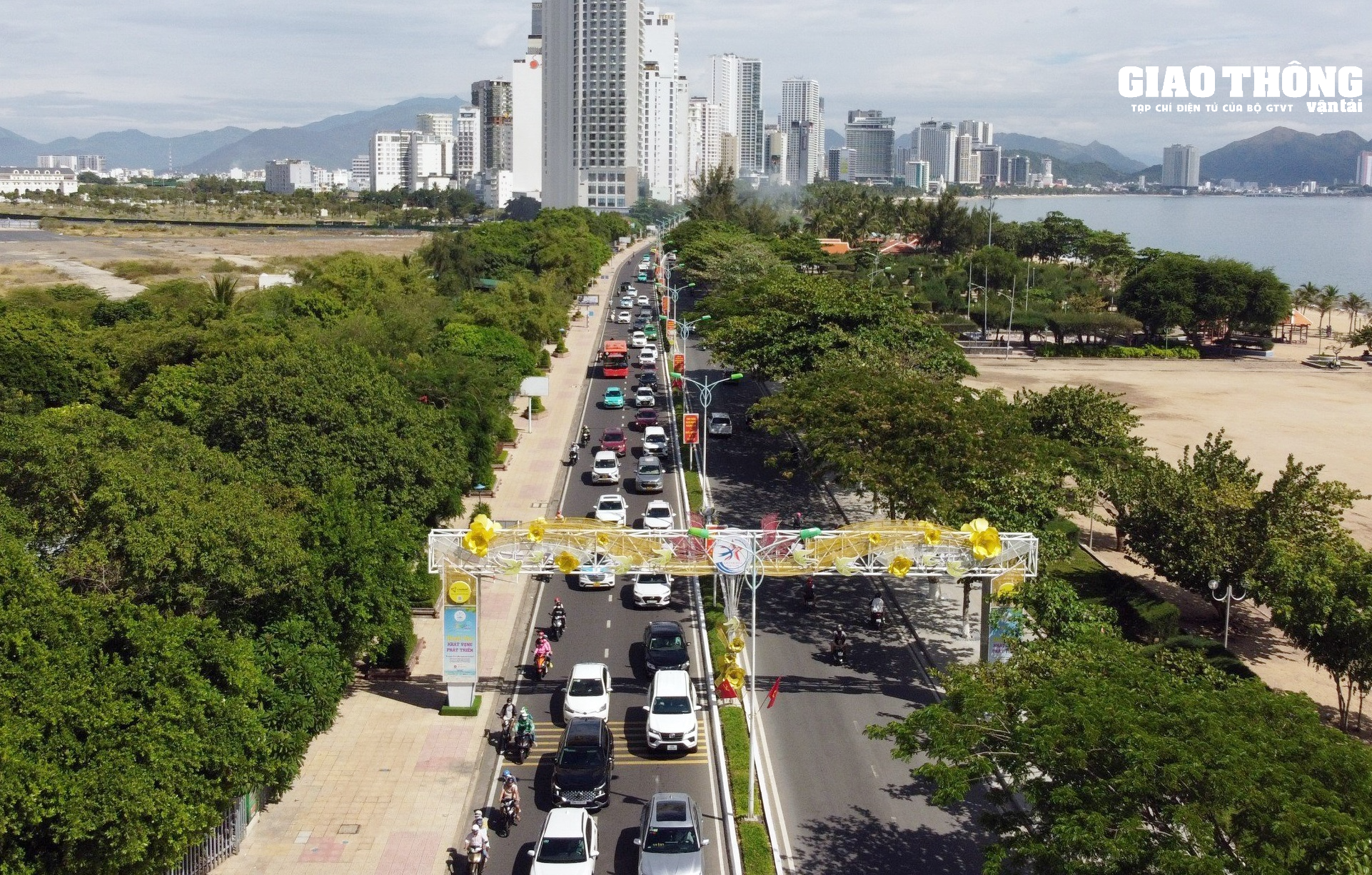 Nha Trang ô tô, tàu thuyền tấp nập dịp nghỉ lễ 2/9 - Ảnh 1.